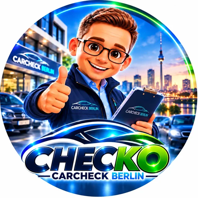 Logo von Checko: CHECKO CARCHECK BERLIN. Checko in dunkelblauer CARCHECK-Jacke mit Brille, Daumen hoch und Klemmbrett vor dem Büro von CARCHECK Berlin und der Berliner Skyline mit Fernsehturm