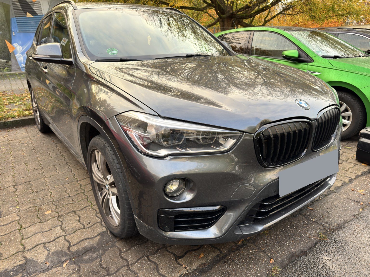 Unfallfahrzeug BMW X1 von vorn links am Fahrzeugstandort in Berlin-Hellersdorf, Kennzeichen anonymisiert