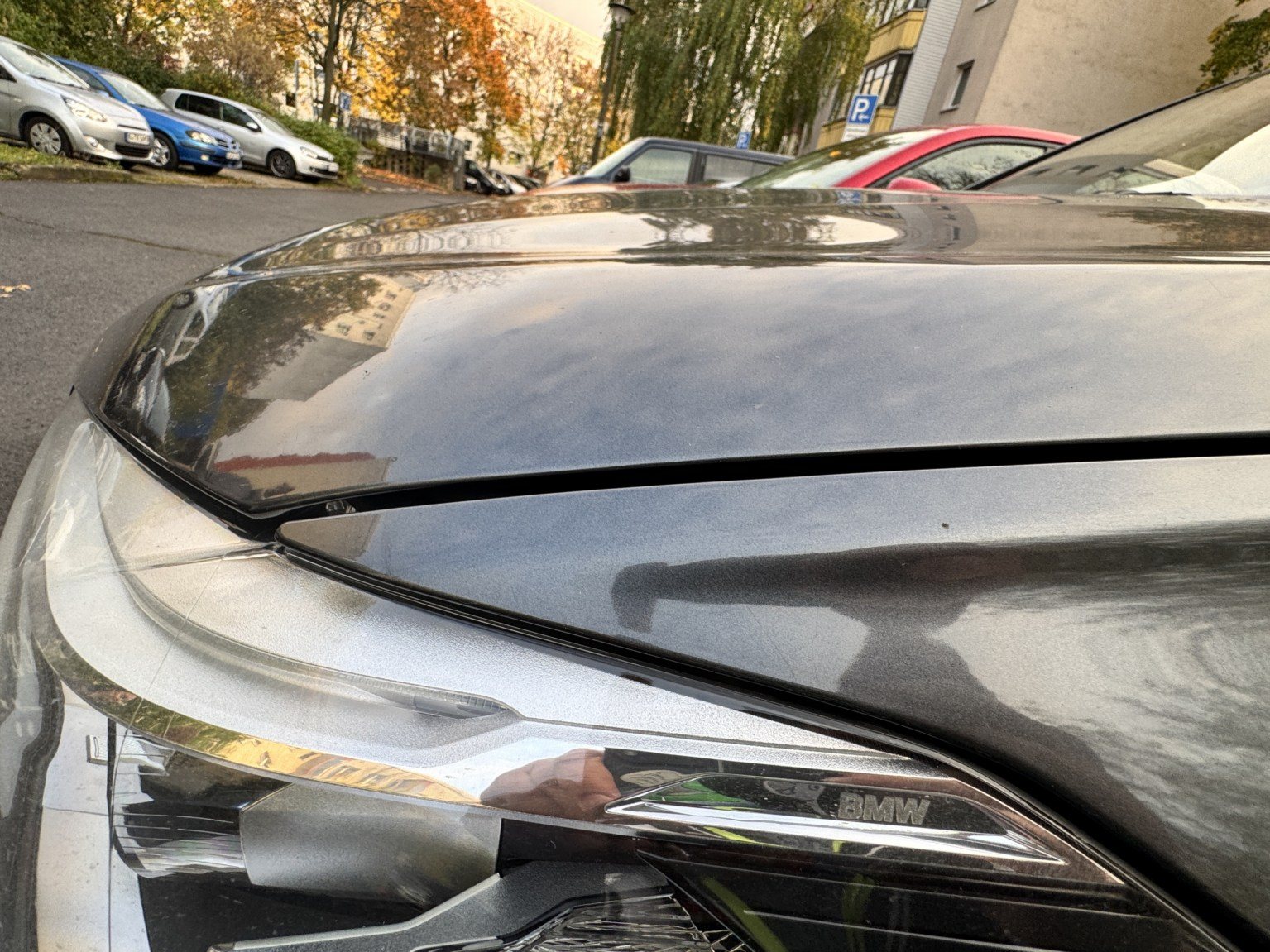 Scheinwerfer und Motorhaube vorn links am Unfallfahrzeug