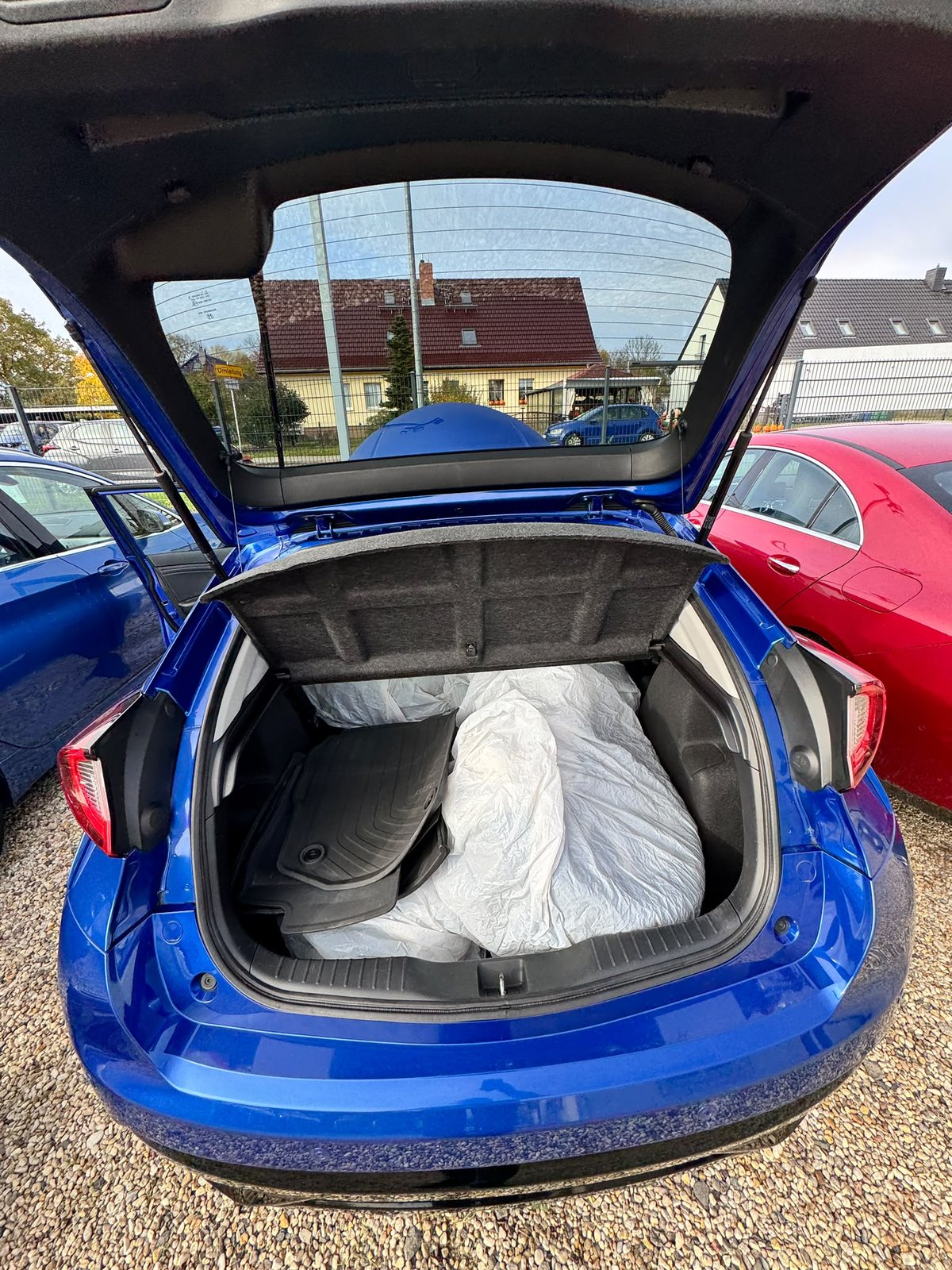 Honda Civic beim Autohändler in Schönefeld: Blick von hinten in den geöffneten Kofferraum