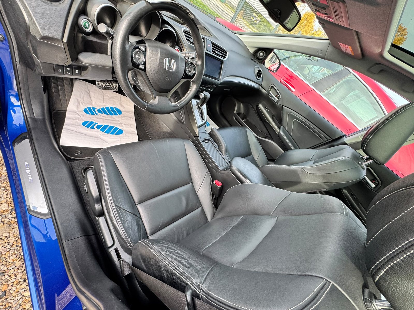 Innenraum des Honda Civic: Fahrersitz mit Lederbezug, Lenkrad und Armaturenbrett