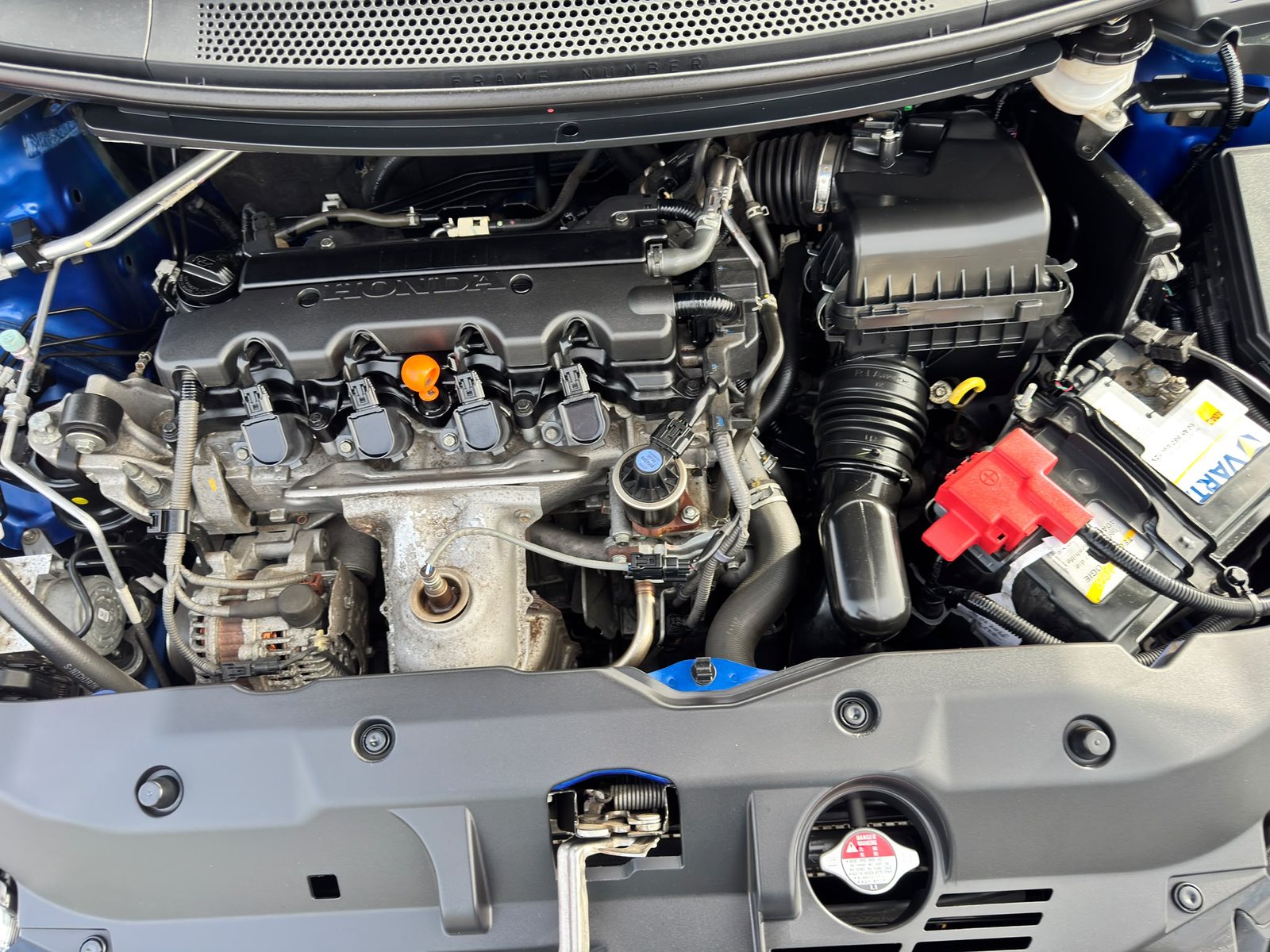 Geöffneter Motorraum des Honda Civic mit Motor, Batterie und Ansaugbereich