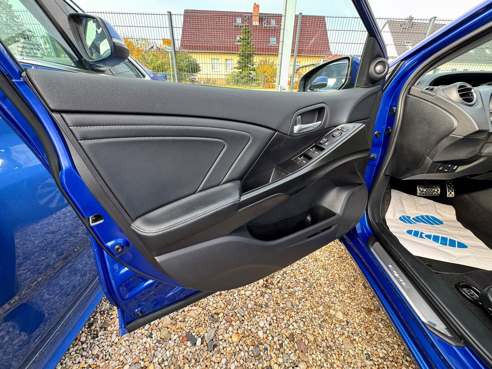 Geöffnete Fahrertür des Honda Civic mit Türverkleidung