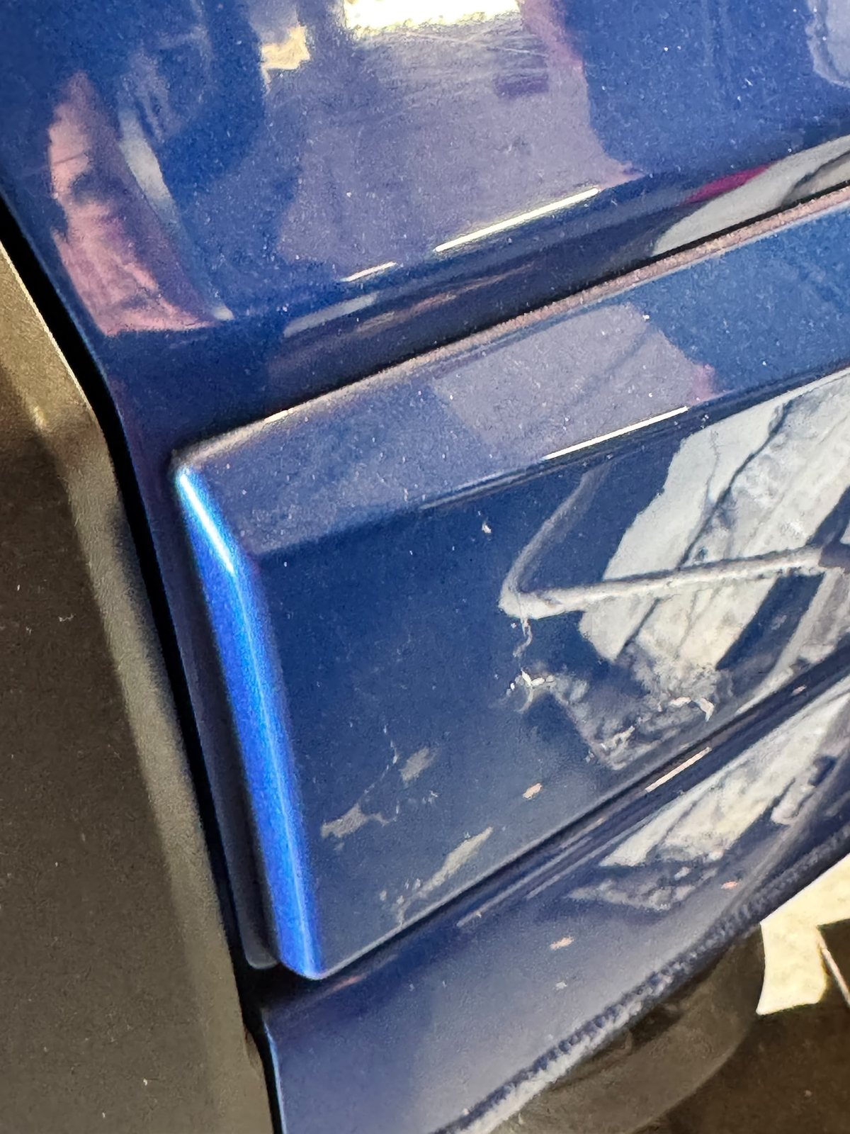 Detailaufnahme einer Karosseriekante am Honda Civic mit Kratzspuren im Lack