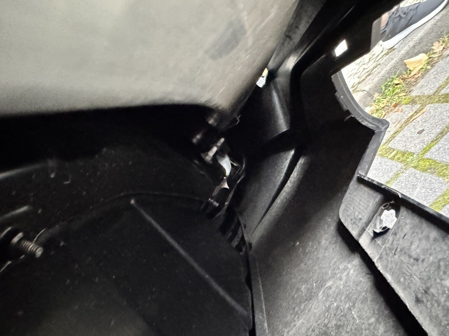 Blick hinter den Stoßfänger des Tesla Model Y auf Halter und Befestigungen